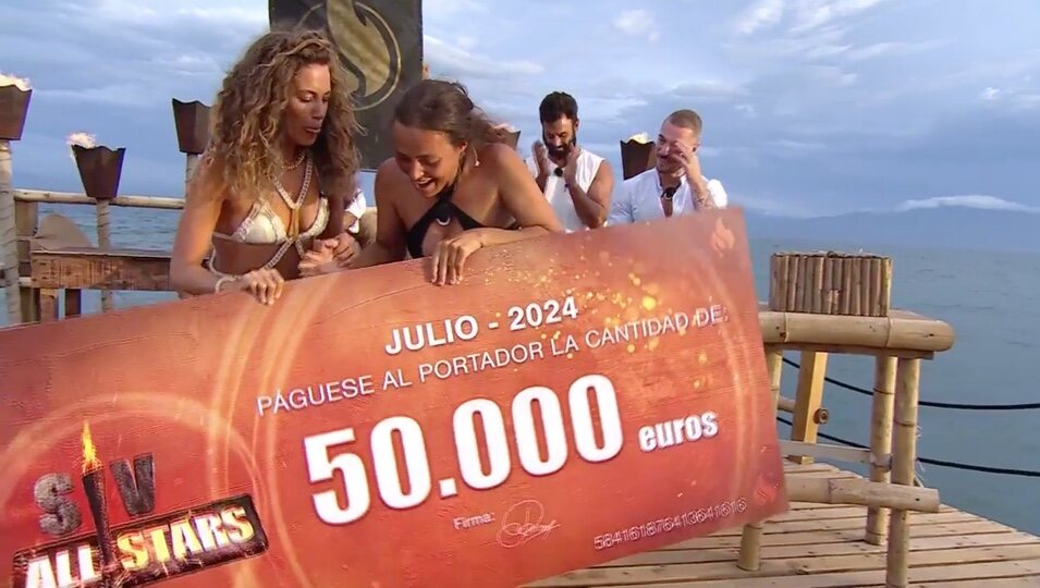 Marta Peñate con el cheque de 50.000 euros / Foto: telecinco.es