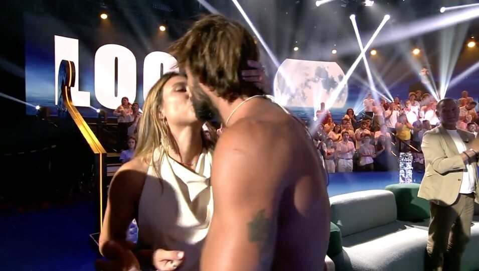 Logan Sampedro se besa con su novia / Foto: telecinco.es