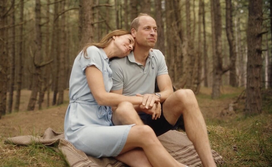 El Príncipe Guillermo y Kate Middleton en un momento cómplice en el bosque