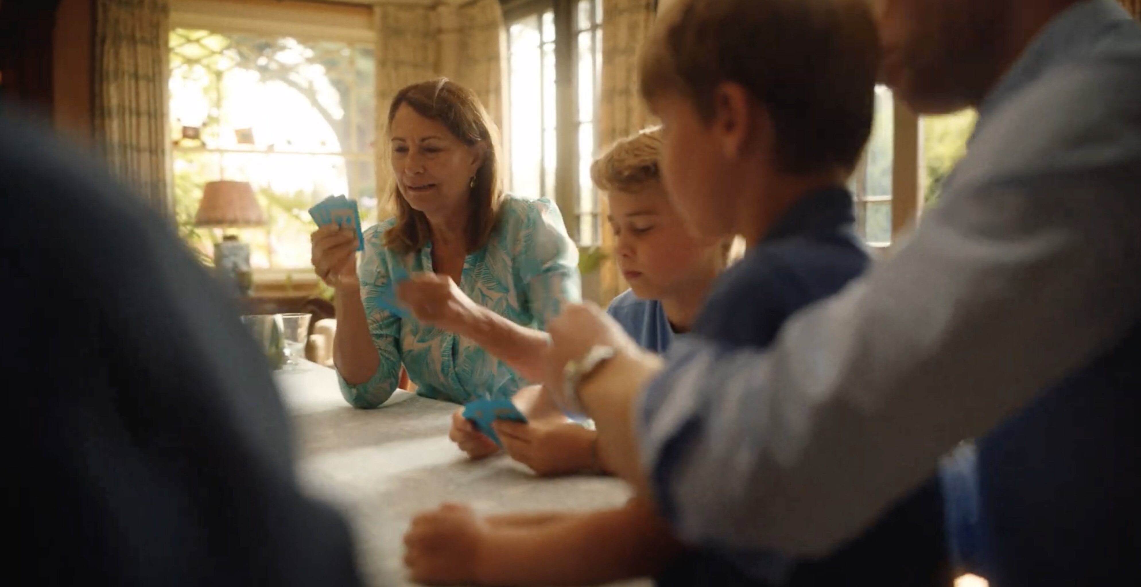 Los Príncipes George y Louis y Carole Middleton jugando a las cartas