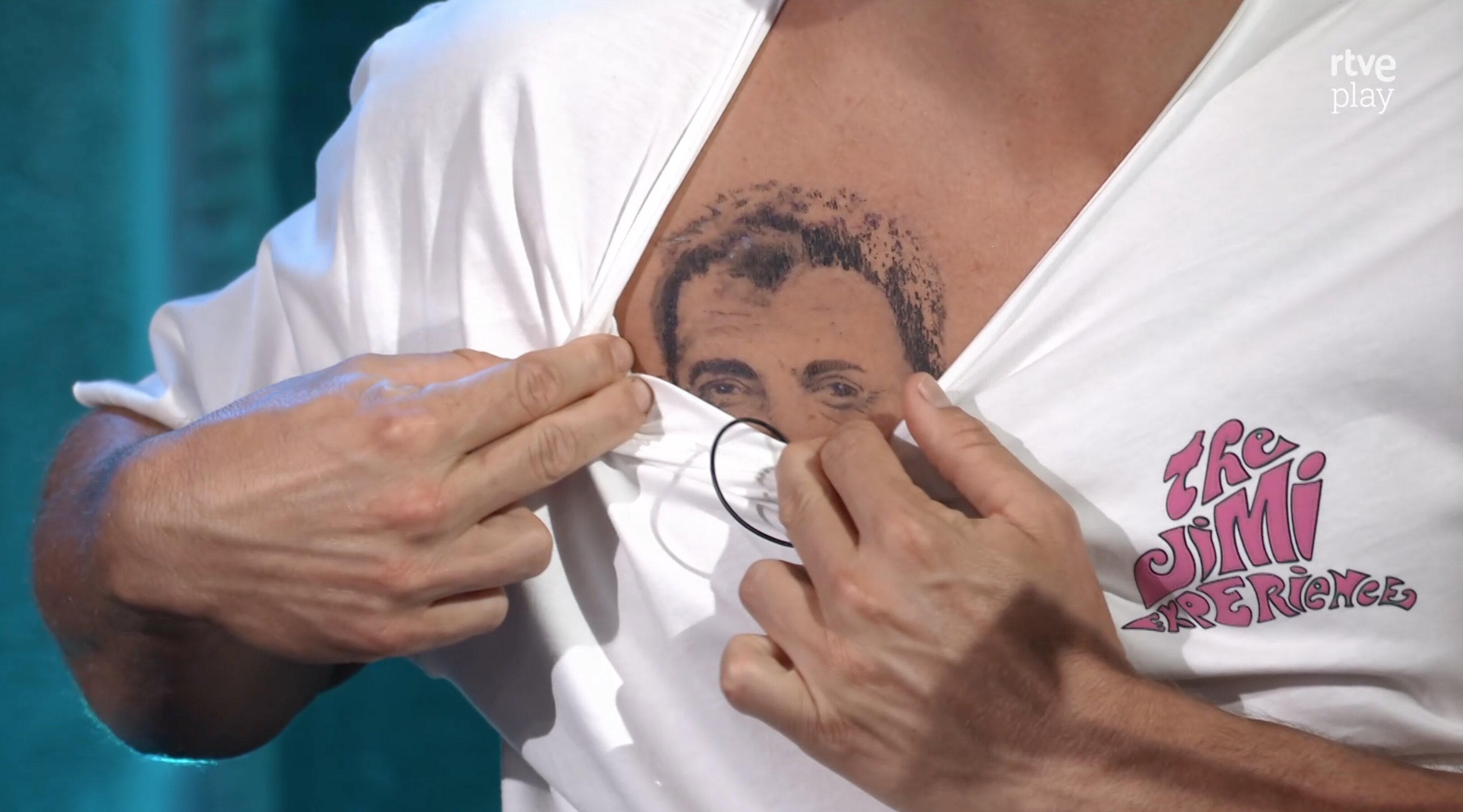 Grison todavía tiene el falso tatuaje con la cara de Pablo Motos en el pecho | Foto: RTVE Play