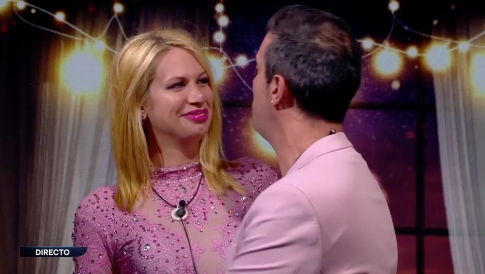 Javier le canta una canción a Vanessa por su aniversario | Foto: Telecinco