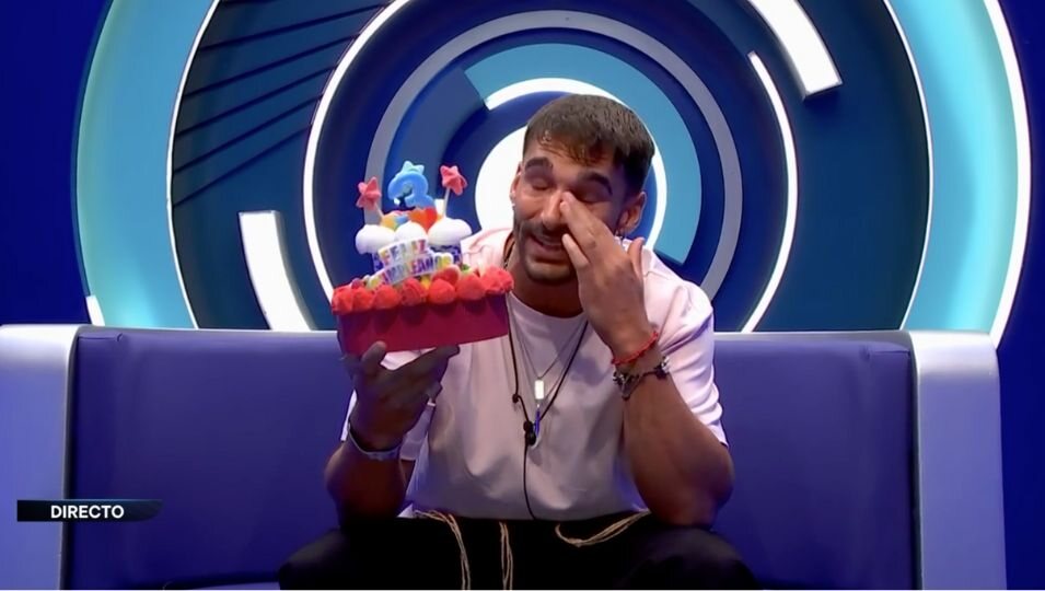 Edi con la tarta sorpresa que había en el interior del paquete | Foto: Telecinco