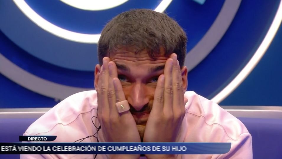 Edi entre lágrimas mientras contempla el vídeo de la celebración del cumpleaños de su hijo | Foto: Telecinco