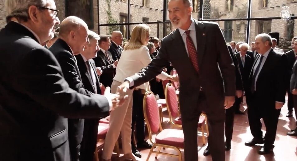 Felipe VI y la Infanta Cristina saludando cada uno por su lado | Foto: Casa de SM el Rey