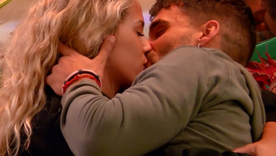 El apasionado beso entre Edi y Violeta en su reconciliación | Foto: Telecinco