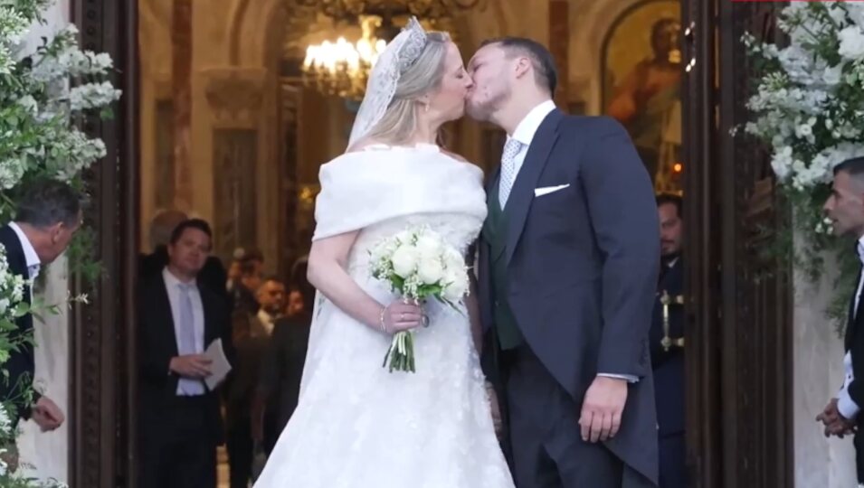  Theodora de Grecia y Matthew Kumar se besan a la salida de la boda | Billed Bladet