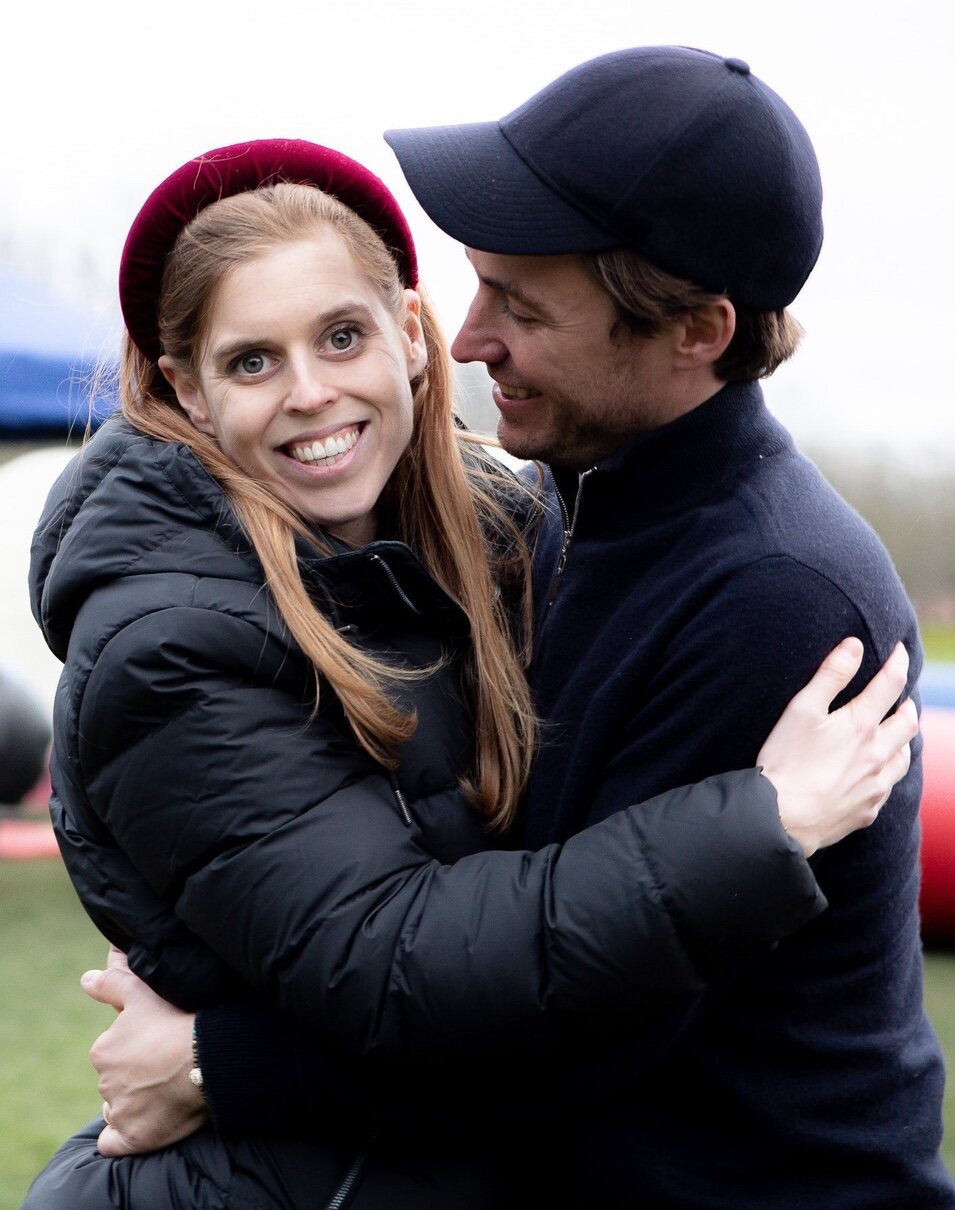 Beatriz y Edoardo en la foto con la que anuncian embarazo | The Royal Family