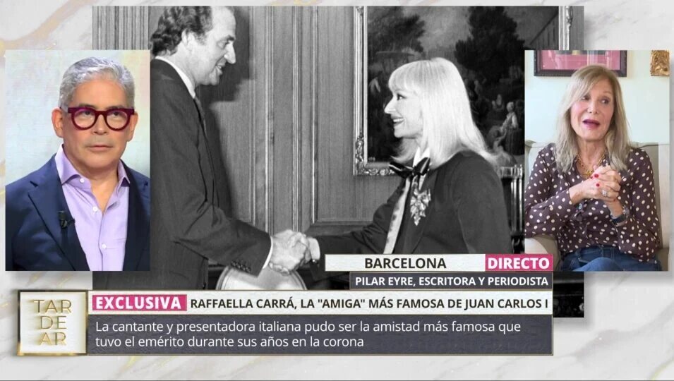 Pilar Eyre con una foto de Raffaella Carrá y Juan Carlo I / Foto: telecinco.es