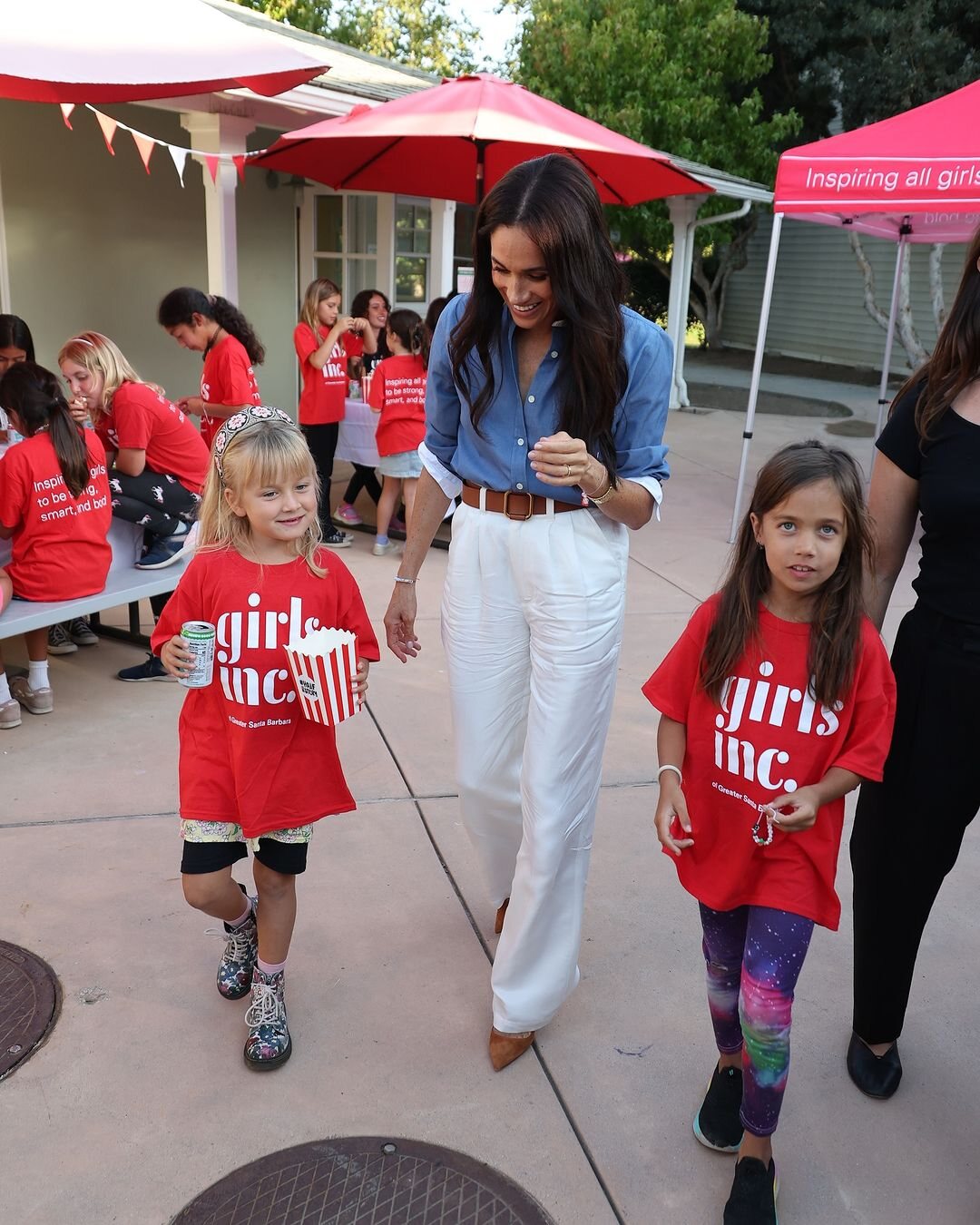 Meghan Markle con unas niñas en las instalaciones del Centro Girls Inc/ Foto: Instagram