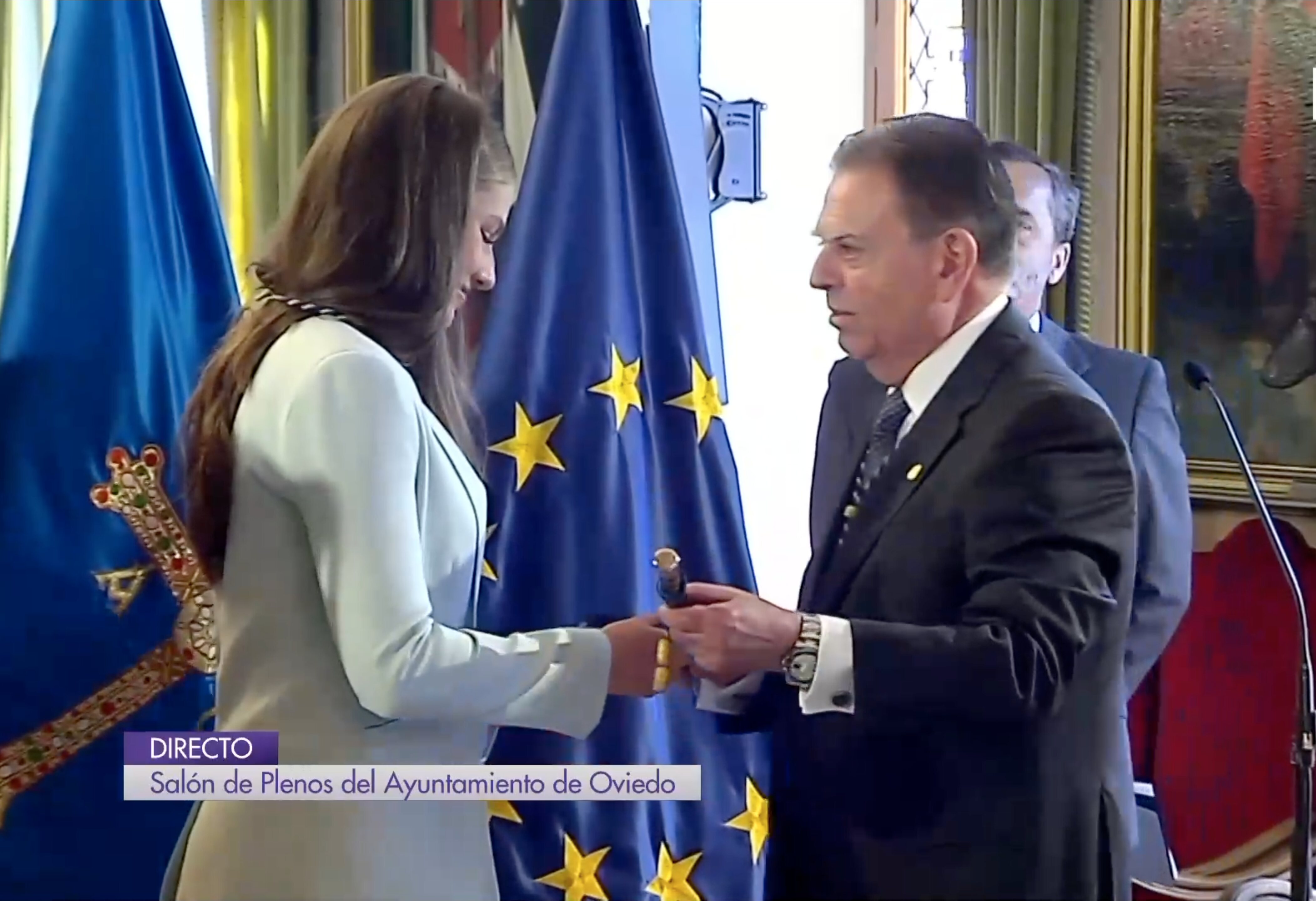 La Princesa de Asturias recibiendo el bastón de mando del Ayuntamiento de Oviedo