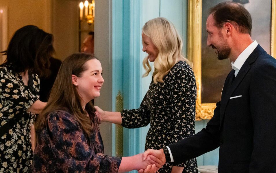 Haakon y Mette-Marit de Noruega dan la bienvenida a los invitados en una recepción en Skaugum