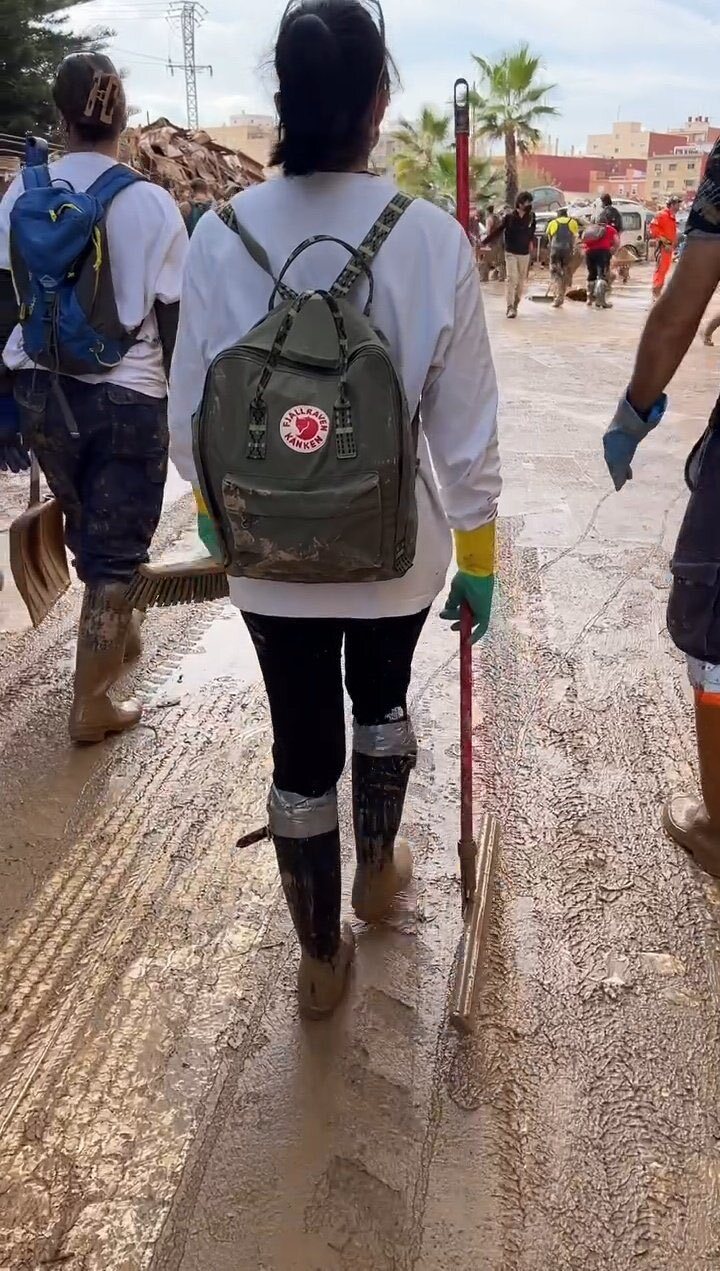 Aitana Ocaña ayudando a las víctimas de la DANA de Valencia/ Foto: Instagram