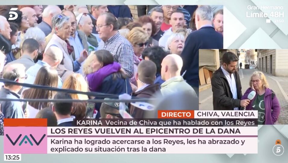 La Reina abraza a la vecina de Chiva | Foto: telecinco.es