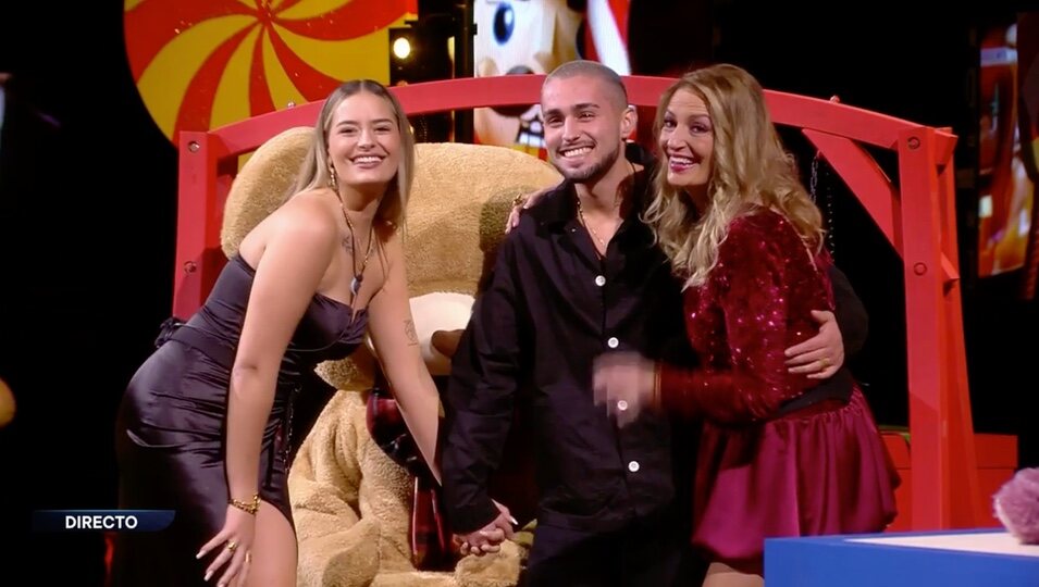 Manu y Laura con María José Galera | Foto: telecinco.es