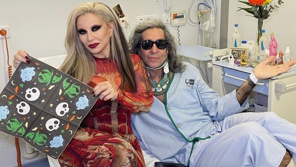 Alaska junto a Mario Vaquerizo en su ingreso hospitalario/foto: Instagram 