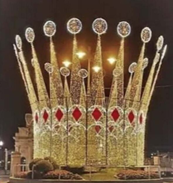 El pueblo de Marín coloca una gran corona luminosa en honor a la Princesa Leonor