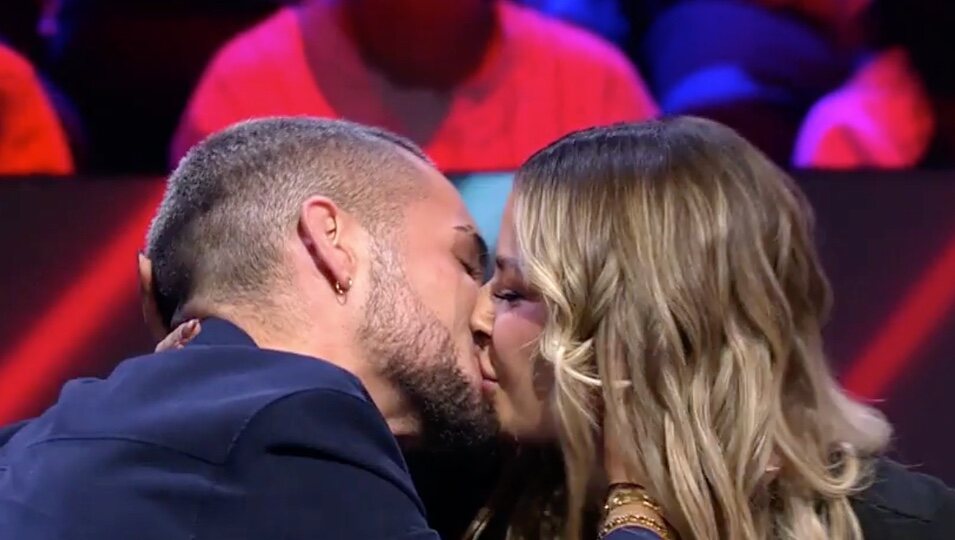 Manu y Laura se besan | Foto: telecinco.es