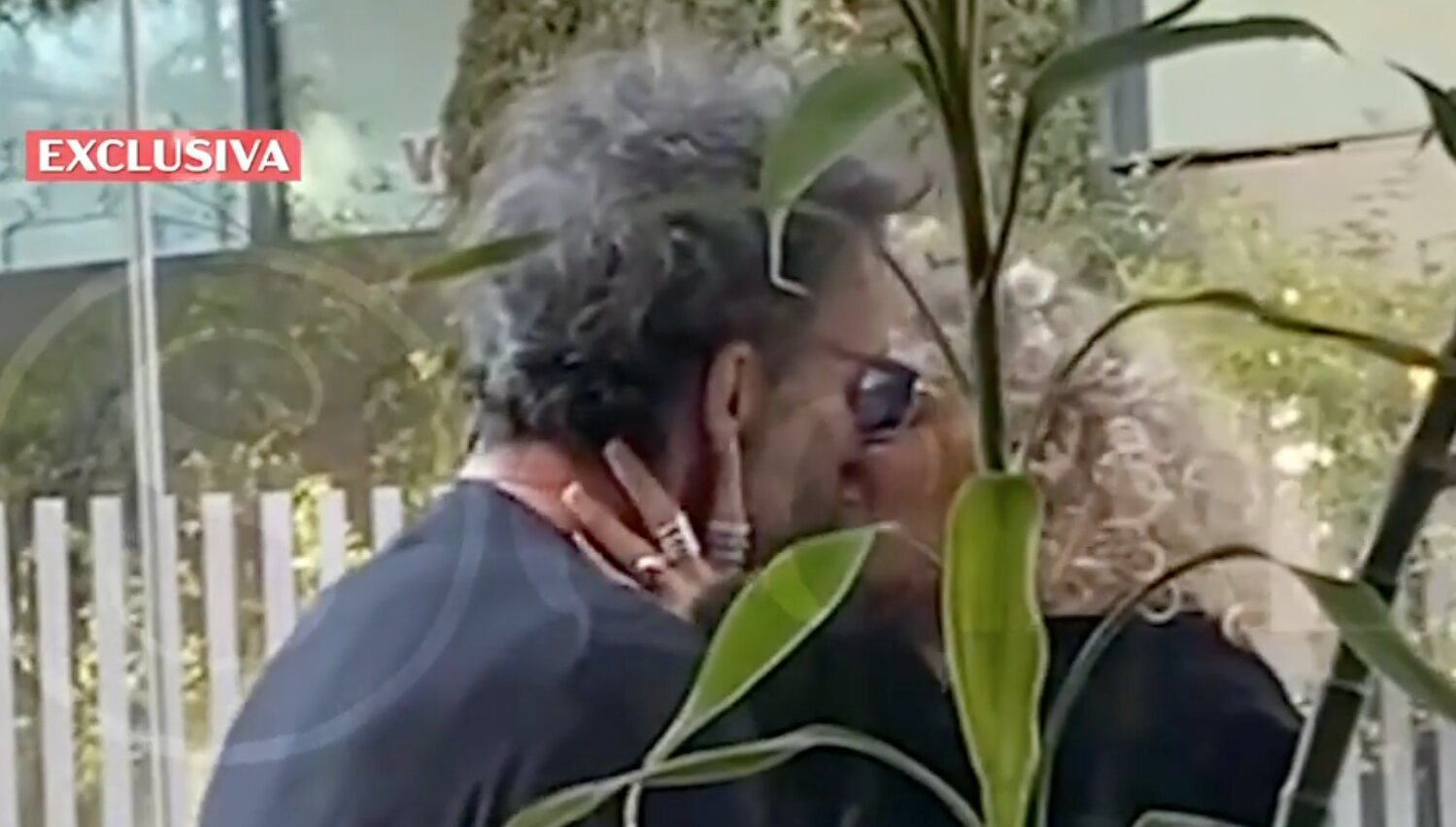 Escassi y Sheila Casas, despidiéndose con un tórrido beso | Foto: Telecinco.es