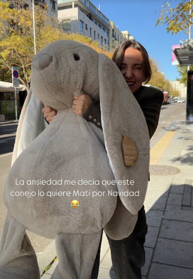 Marta Pombo, feliz con un peluche gigante/ Foto: Instagram