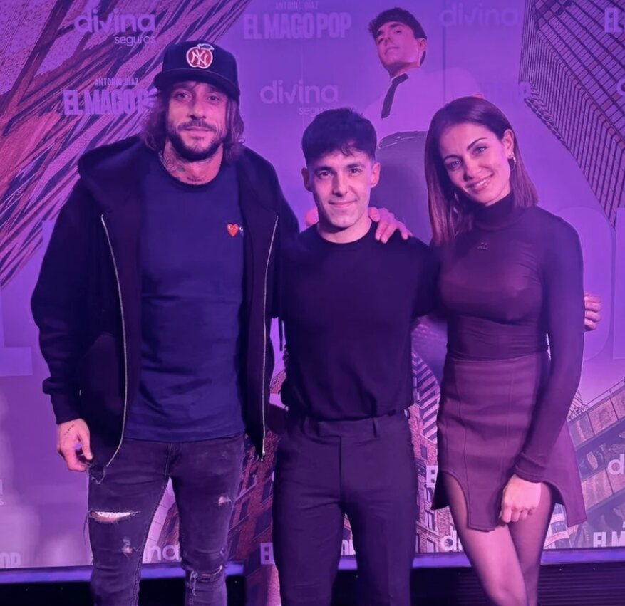 Hiba Abouk y Antonio Revilla viendo al Mago Pop/ Foto: Instagram