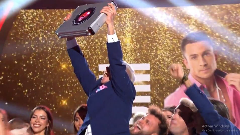 Juan Quintana con el maletín tras ganar 'Gran Hermano 2024'/Foto: telecinco.es 