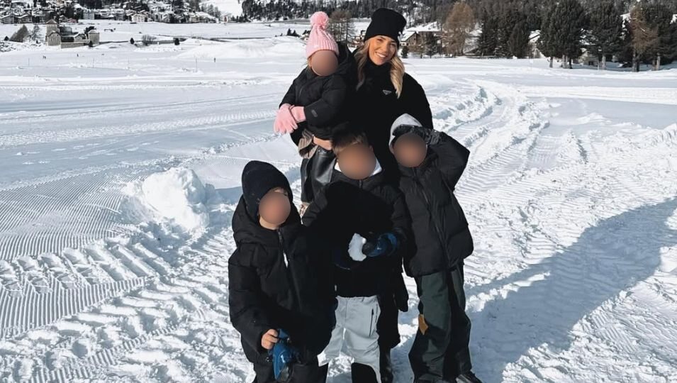 Alice Campello con sus cuatro hijos en la nieve / Foto: Instagram