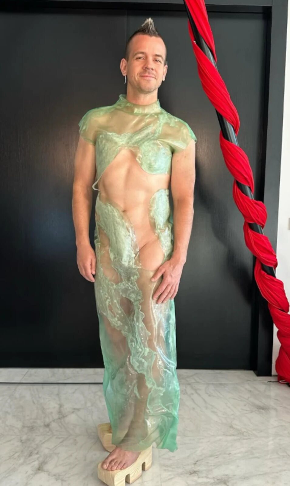 David Muñoz con el vestido de Cristina Pedroche / Foto: Instagram