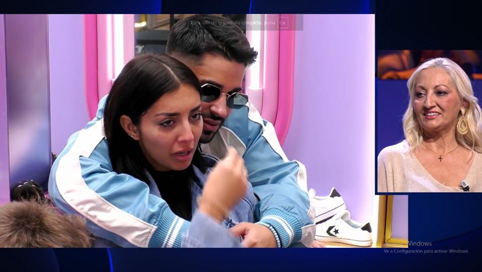 Marieta llora con sus compañeros en el vestidor/Foto: telecinco.es 