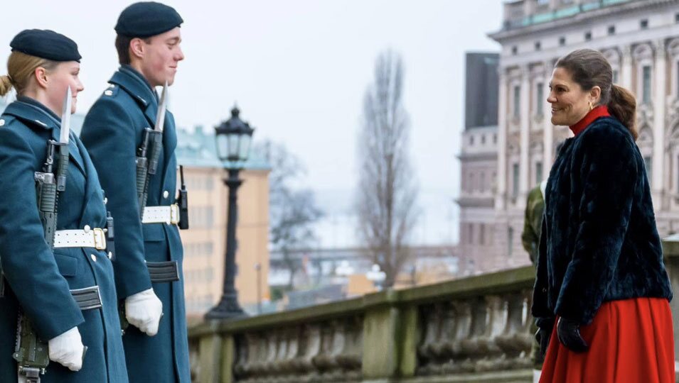 Victoria de Suecia ante dos soldados de la Guardia Real