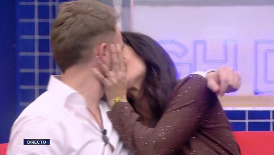 El primer beso ante sus compañeros | Foto: telecinco.es