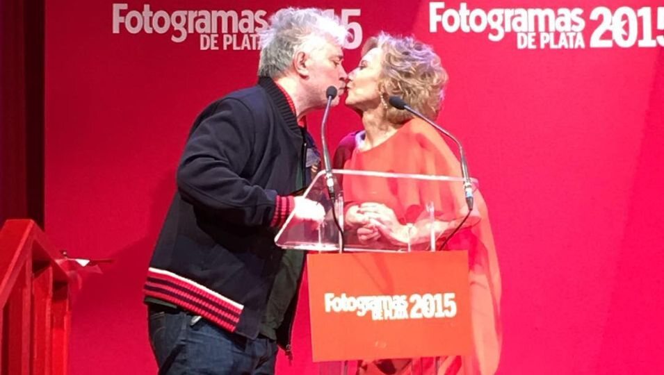 Beso entre Pedro Almodóvar y Marisa Paredes en los Fotogramas de Plata 2015/Foto: Instagram 