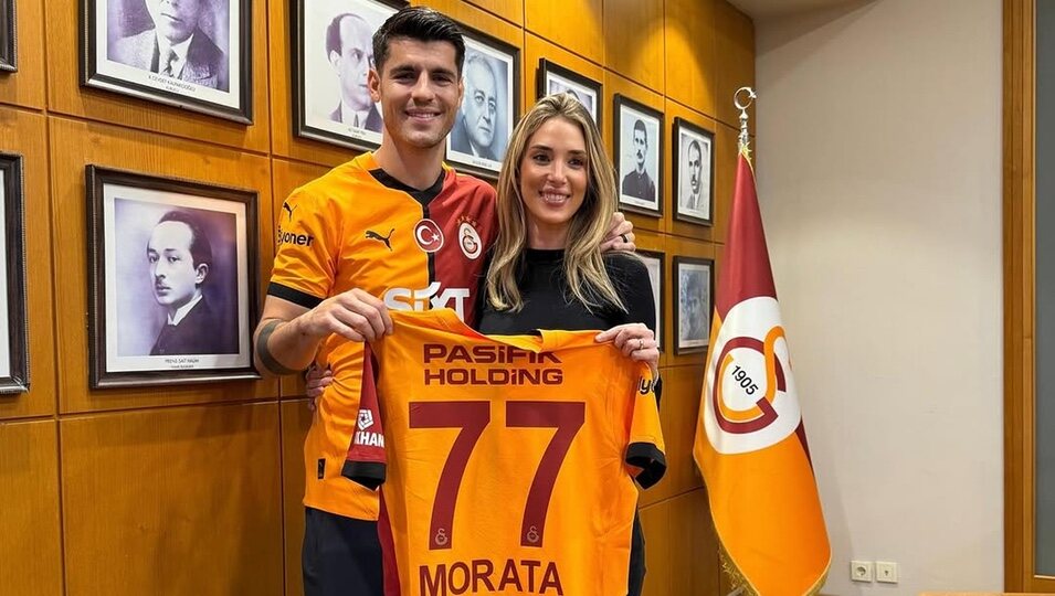 Álvaro Morata y Alice Campello posando con la nueva camiseta del jugador del Galatasaray/Foto: Instagram 