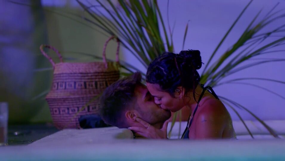 Joel se besa con Nataly en el jacuzzi/Foto: telecinco.es 