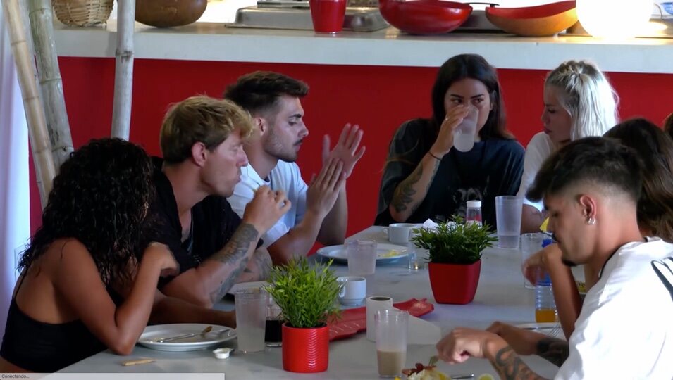 Joel confiesa con sus compañeros de equipo en el desayuno/foto: Telecinco.es 