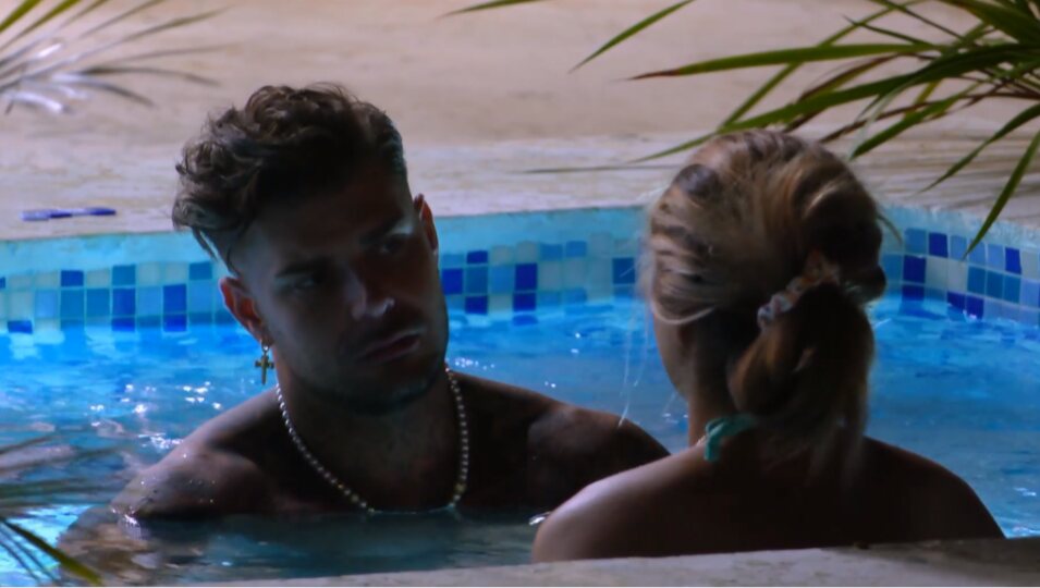 Sthefany y Simone hacen saltar la alarma en el jacuzzi l Foto: Telecinco.es