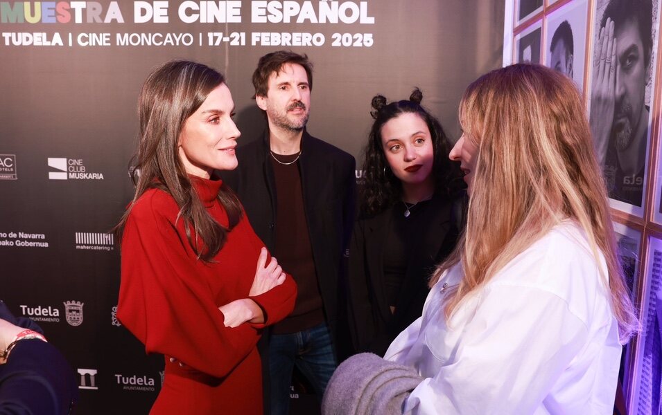 La Reina Letizia escucha a Pilar Palomero en presencia de Marina Guerola y Julián López en Tudela