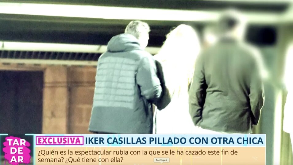 Iker Casillas Haga clic en el brazo de su presunta amiga/foto: Telecinco.es 