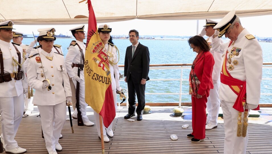 Princesa Leonor con varias autoridades en la bandera Jura/Foto: X 