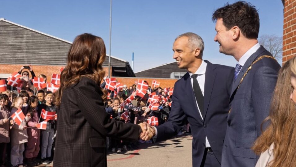 Mary de Dinamarca recibe una calurosa bienvenida al acto en la escuela l Foto: Instagram