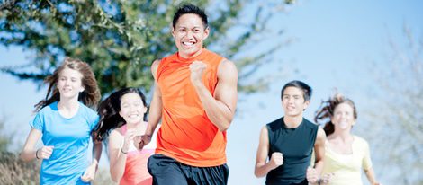 Conoce a gente practicando deportes al aire libre