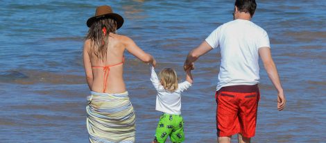 Olivia Wilde y su novio Jason Sudeikis jugando con su hijo Otis en la orilla del mar