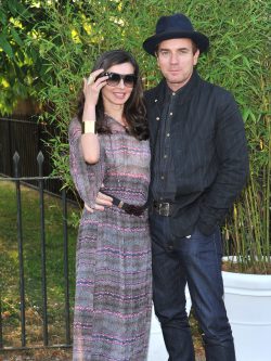 Ewan McGregor y su mujer Eve Mavrakis en una fiesta celebrada en los jardines del Palacio de Kensington