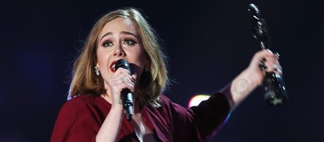 Adele recoge su galardón en los Premios Brit 2016