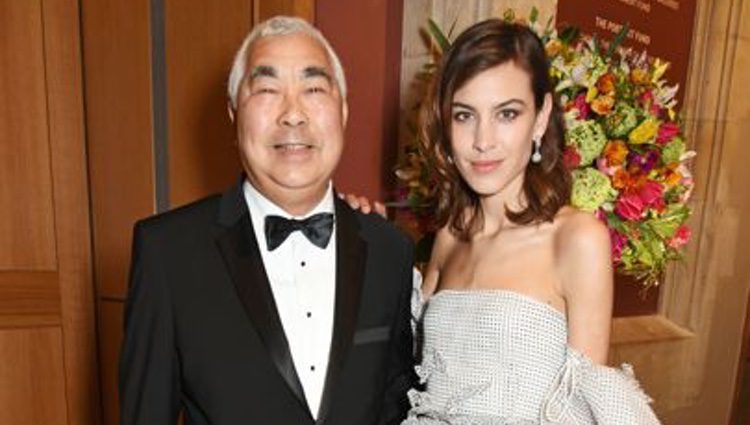 Alexa Chung acompañada de su padre en un evento