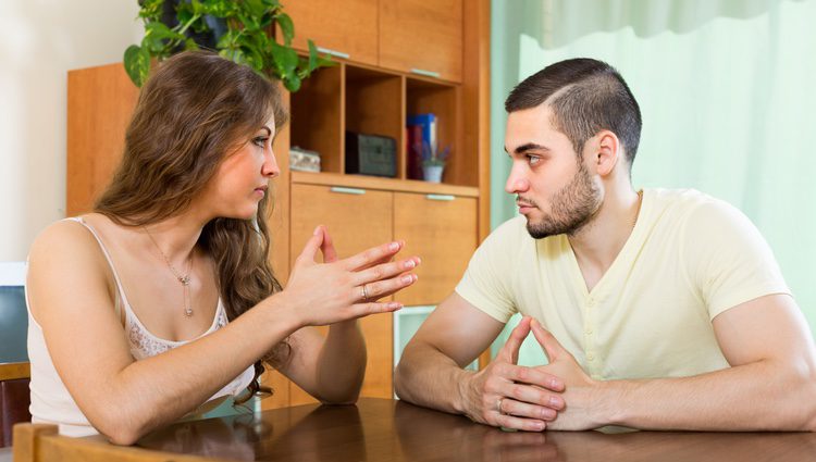 Pareja hablando sobre su relación