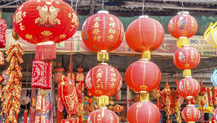 Las decoraciones rojas y doradas son típicas en esta celebración