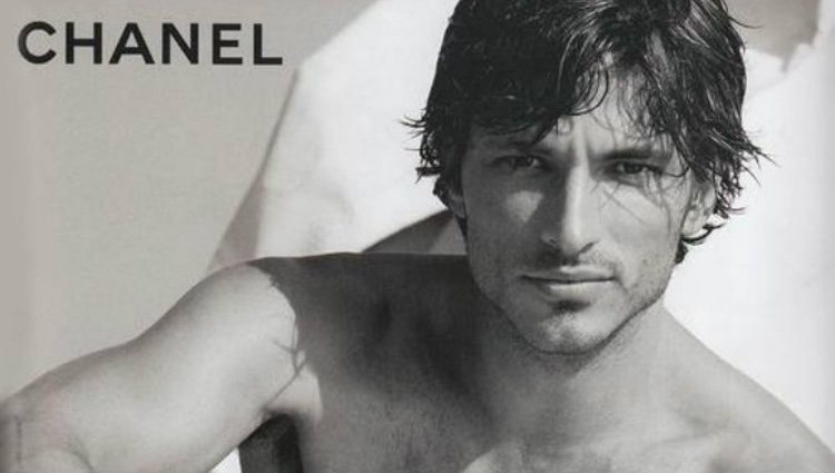 Andrés Velencoso posando para Chanel