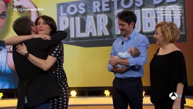 Pilar Rubio dándose un fuerte abrazo con Pablo Motos en 'El Hormiguero'/ Fuente: Antena 3