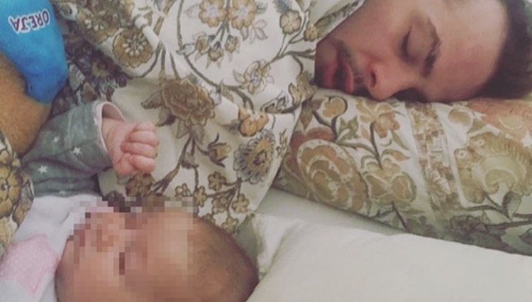 Álex Casademunt durmiendo con su hija Bruna/Foto: Instagram